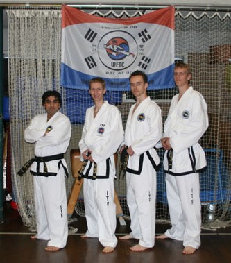 Vlnr: Gregory, Joey, Vincent en ik. Dit was ooit, in 2008. Vlnr: Gregory, Joey, Vincent en ik. Dit was ooit, in 2008.